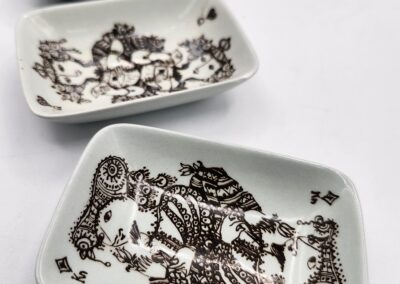 Decorative rectangular trays with intricate black-and-white illustrations.