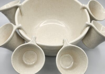 Beige bowl with attached measuring cups.
