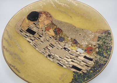 Artistic plate featuring Gustav Klimt's "The Kiss".