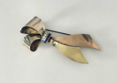 Vintage gold-tone bow brooch with rhinestones